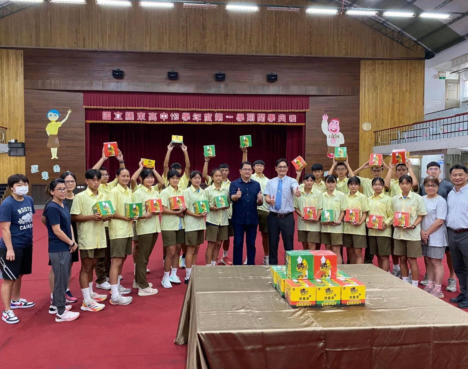 體育班學子與能量凍合照02